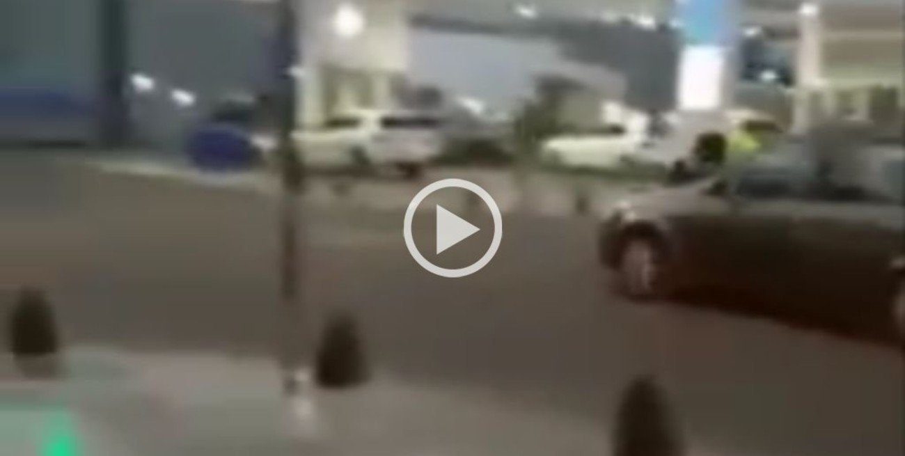 Video: un remisero atropelló a un inspector y lo llevó sobre el capó 100 metros