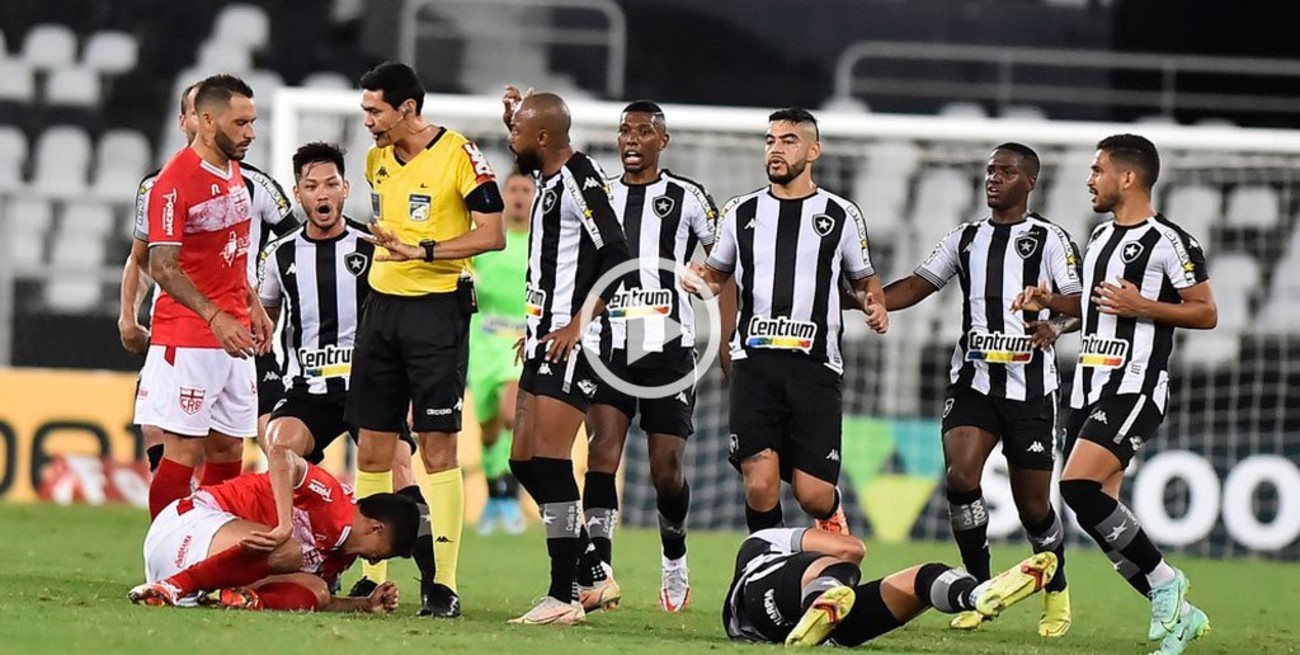 Video: patada brutal y expulsión en el fútbol de Brasil