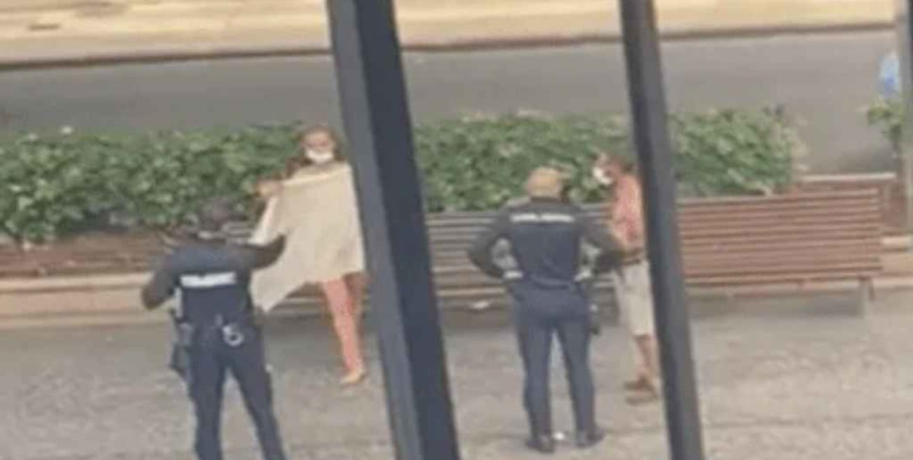 España: alumnos de un colegio captan a una pareja teniendo relaciones sexuales en la calle a plena luz del día