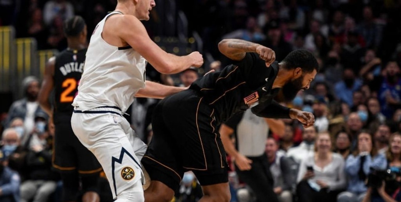 Una pelea en medio de un partido de la NBA terminó con amenazas entre familiares en las redes