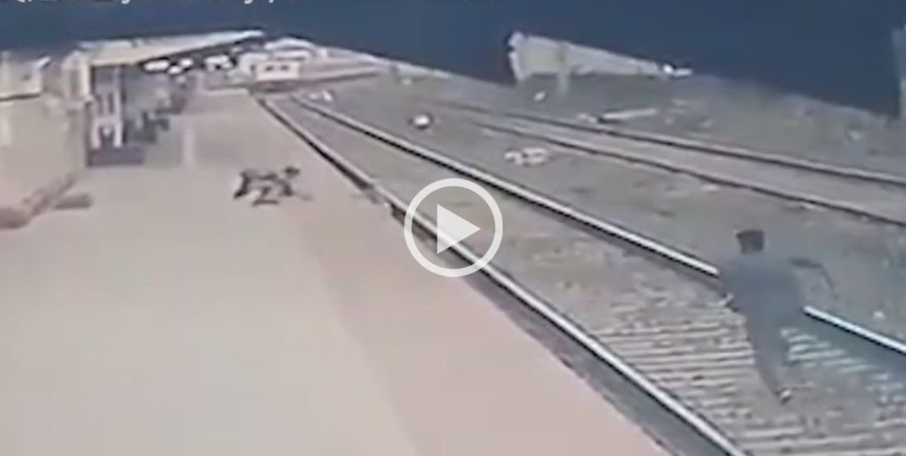 Video: niño cayó a las vías del tren y fue salvado de milagro