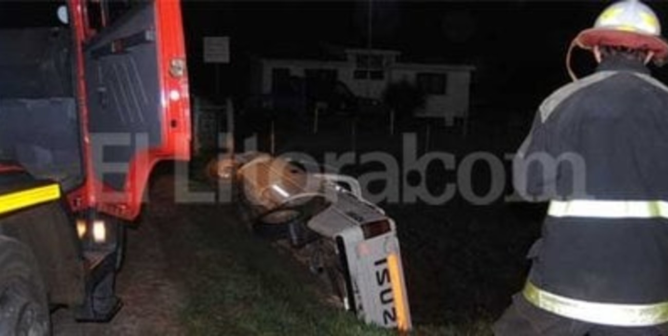 Fue a renovar la licencia de conductor y desbarrancó antes de rendir