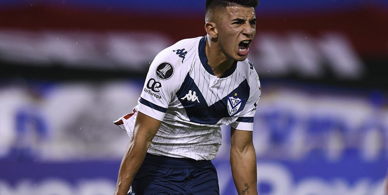 Vélez venció a Unión La Calera y quedó a un paso de la clasificación a octavos