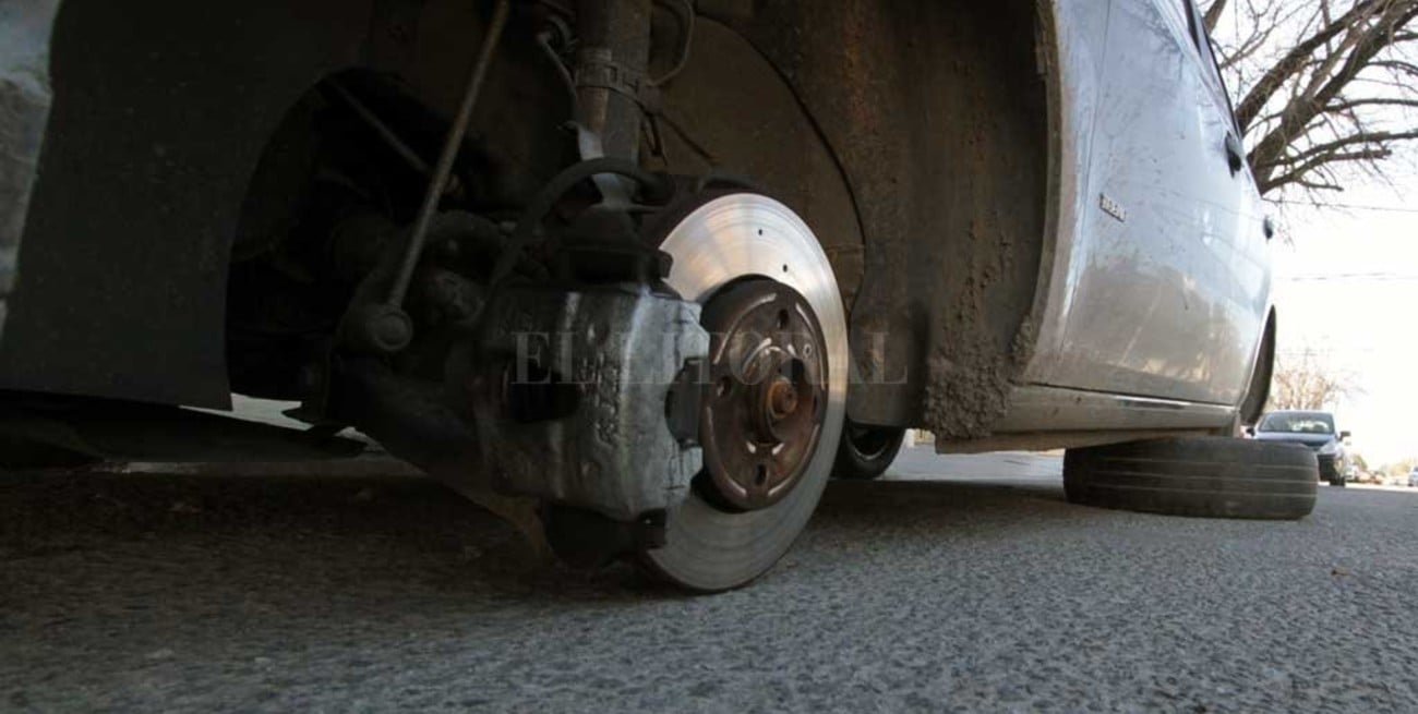 Fue a buscar su auto y le faltaban sus 4 ruedas