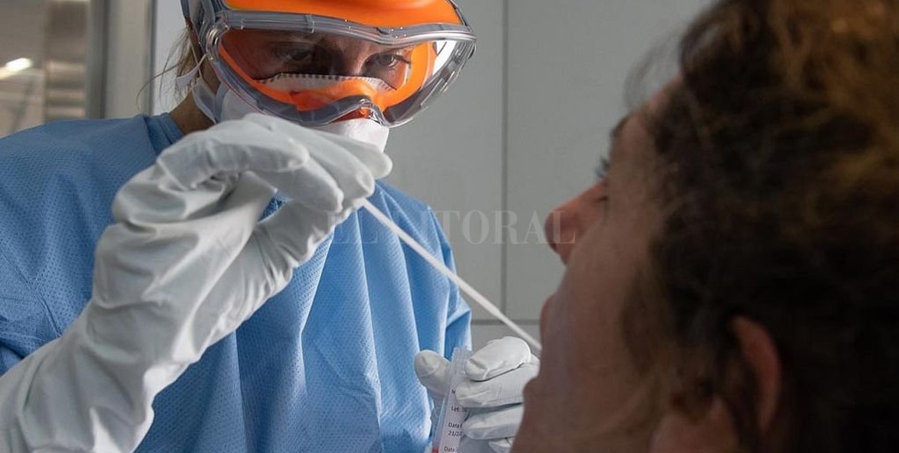 Analizan que cada pasajero que salga del país pague su test de PCR y alojamiento de confinación