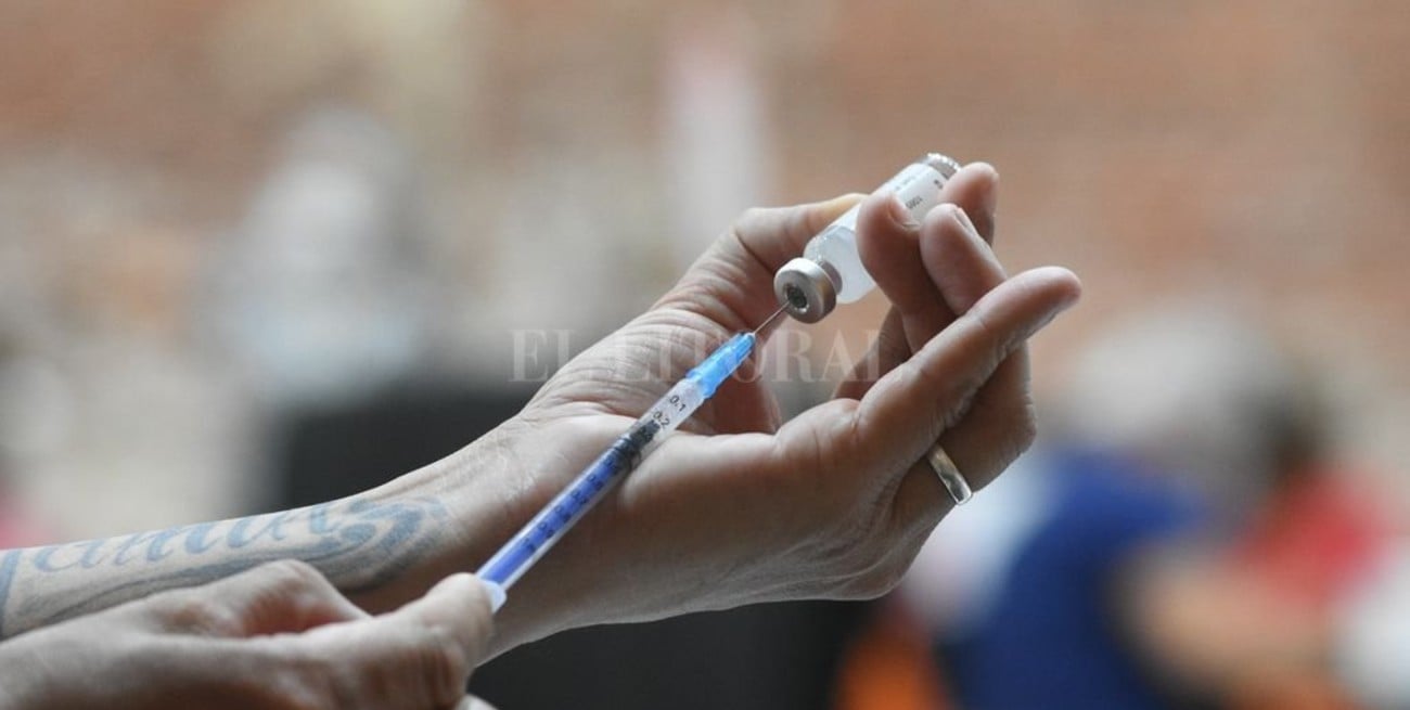 Comienza la vacunación libre para mayores de 40 años: qué dosis se aplicarán en Santa Fe y Rosario