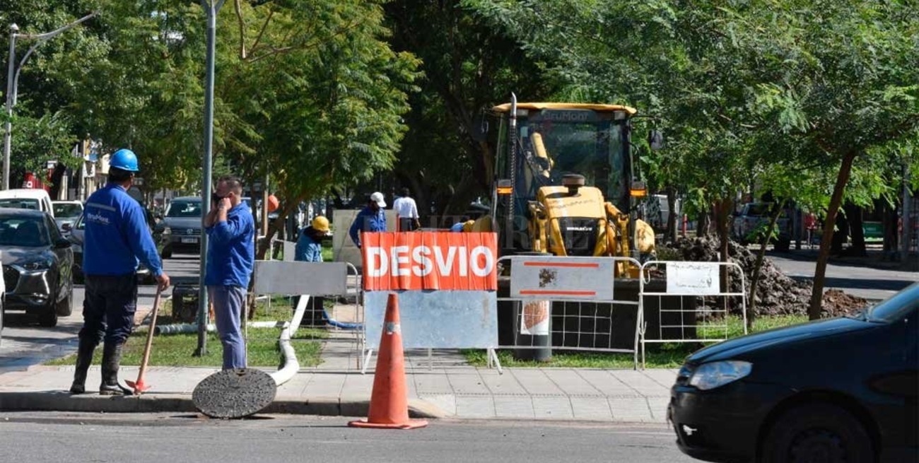 Assa trabaja en bulevar y Urquiza por una rotura en un conexión domiciliaria de cloaca