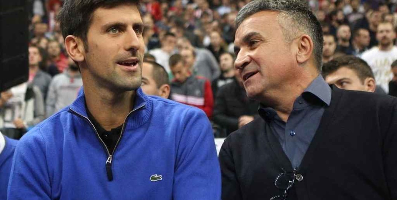 El padre de Djokovic considera que su hijo "está siendo crucificado"