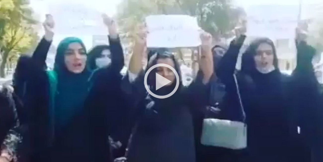 Video: mujeres afganas salieron a la calle a  pedir "trabajo, educación y derechos políticos"