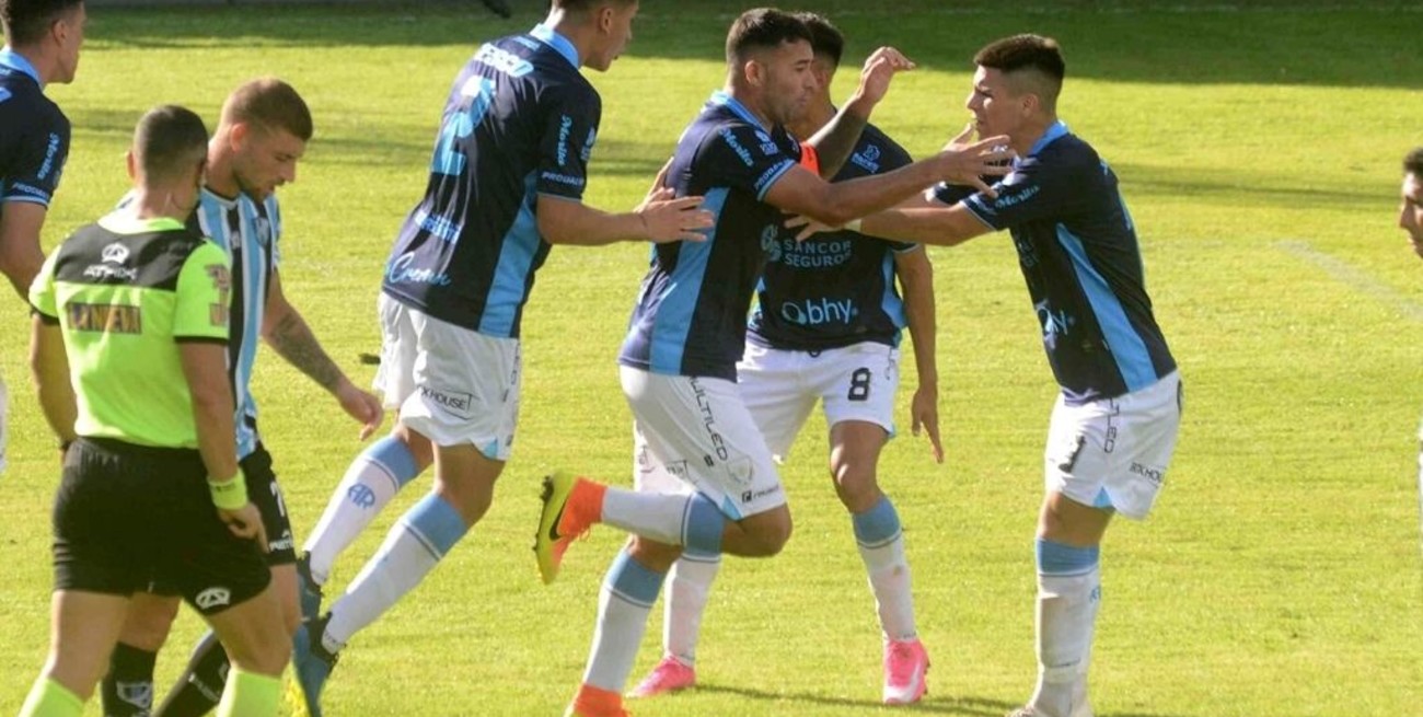 Atlético goleó y obtuvo la primera victoria del torneo 