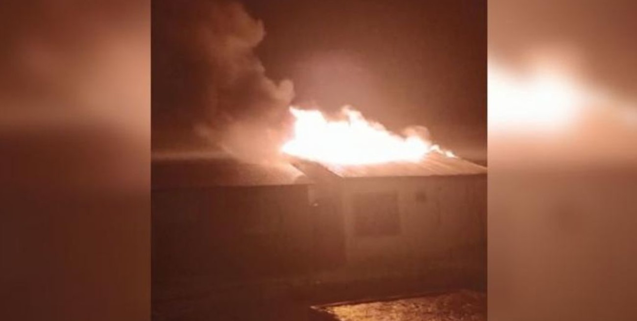 Video: un rayo les incendió la casa y perdieron todo