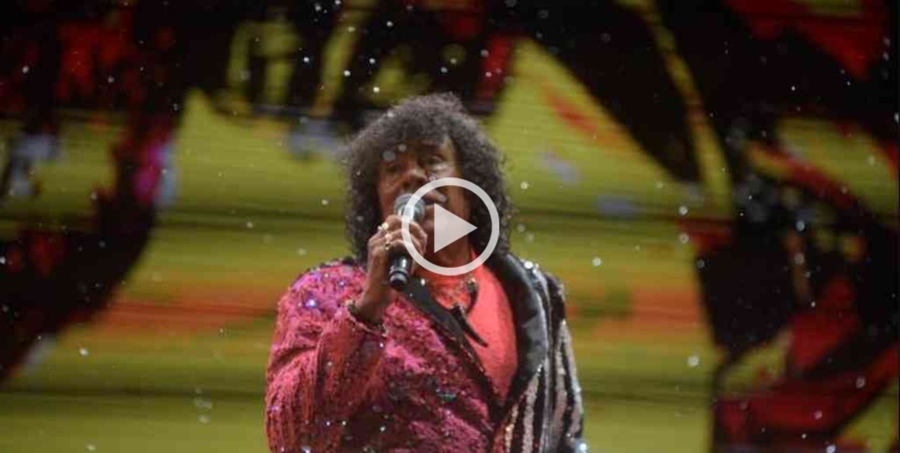 Bajo una lluvia torrencial y con una gran ovación del público, La Mona Jiménez cerró el Festival "Bum Bum" 