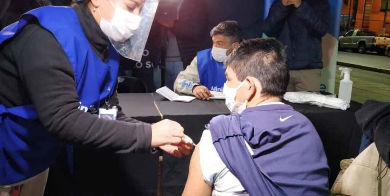 Realizan operativos de vacunación a personas que viven en la calle en Rosario y Santa Fe