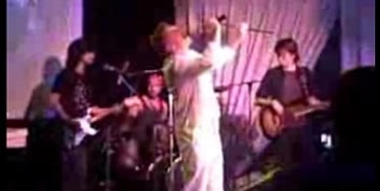 Macri tropezó dos veces con la misma piedra: volvió a imitar a Freddy Mercury