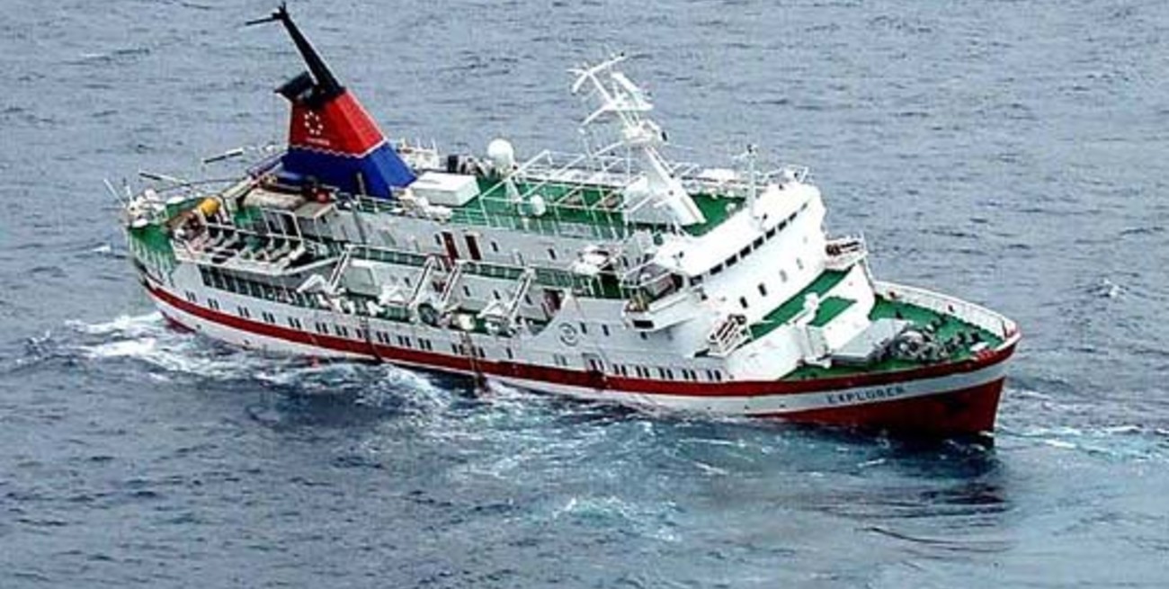 Evacuaron a los 154 pasajeros del crucero que naufragó en la Antártida