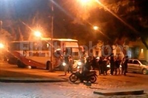 Estudiantes afectados por los controles impidieron el paso de un colectivo a Paraná