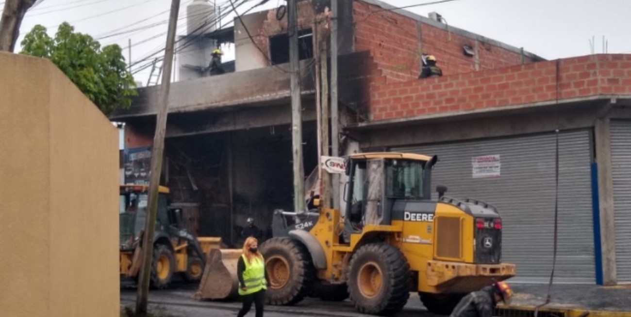 Video: se incendió una gomería en La Tablada y murieron tres personas