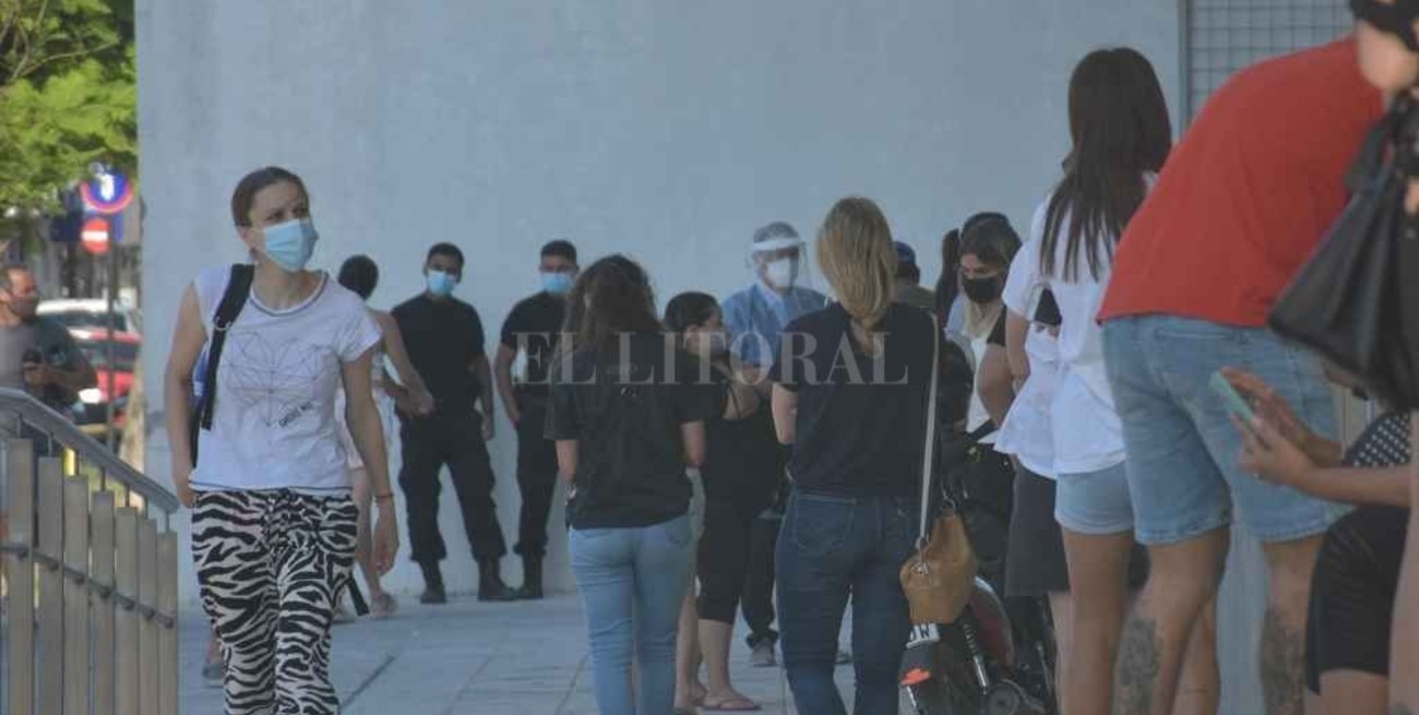 Covid 19: según especialistas habrá un pico y una caída abrupta de casos en los próximos 30 días