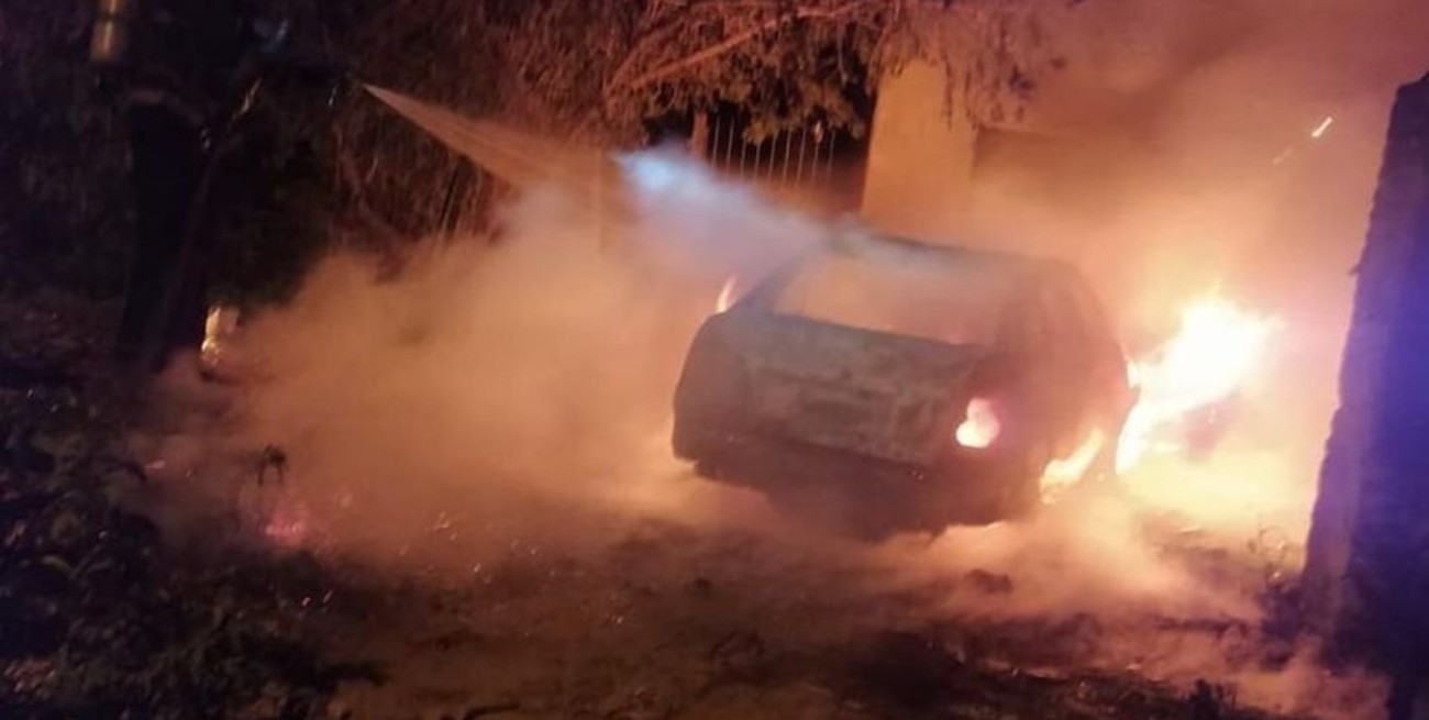 Quemacoches: incendiaron un auto y escaparon en moto