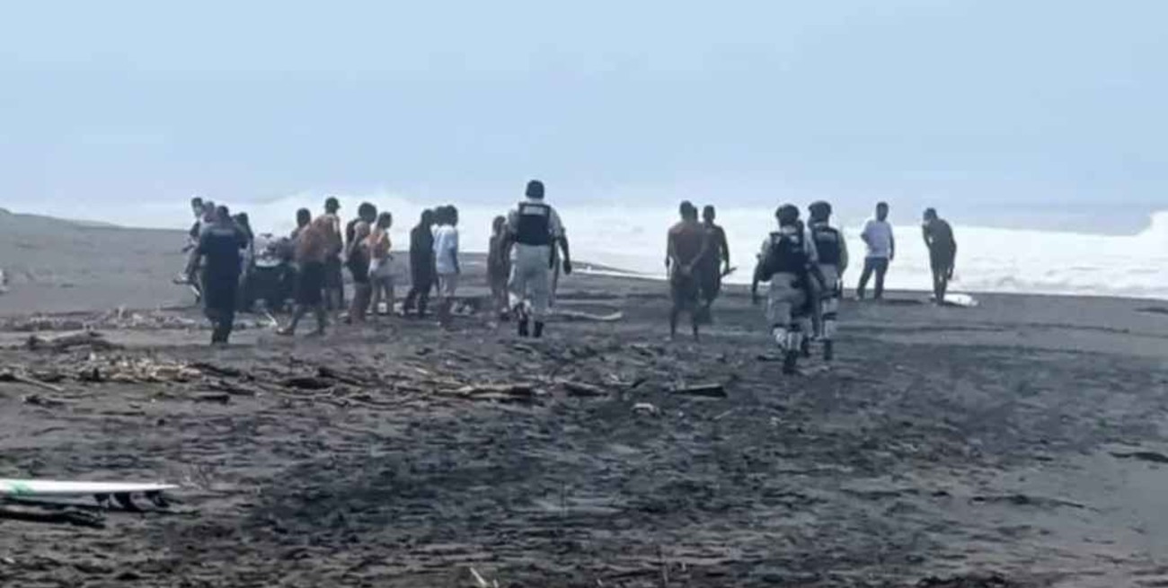 Un surfista argentino falleció en México tras caerse de su tabla 