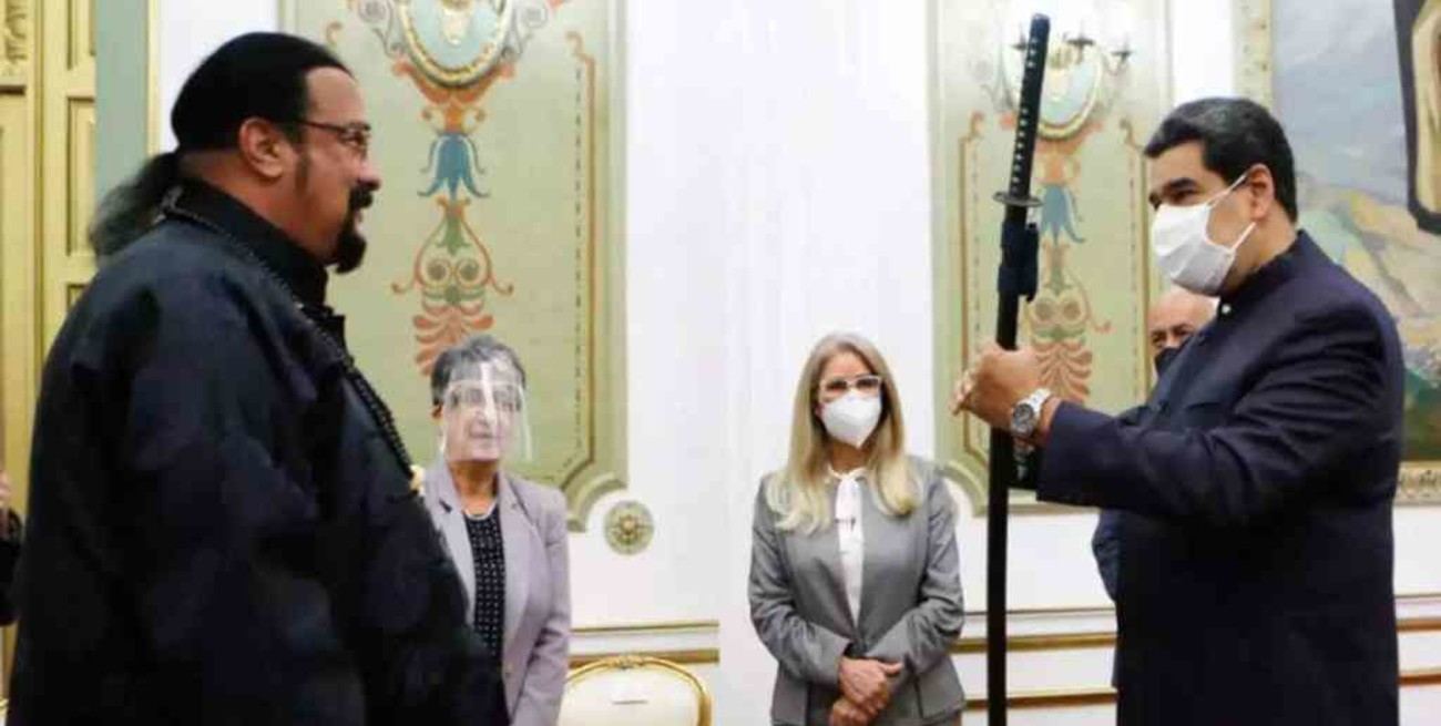 Steven Seagal visitó Venezuela y le regaló una espada samurái a Nicolás Maduro