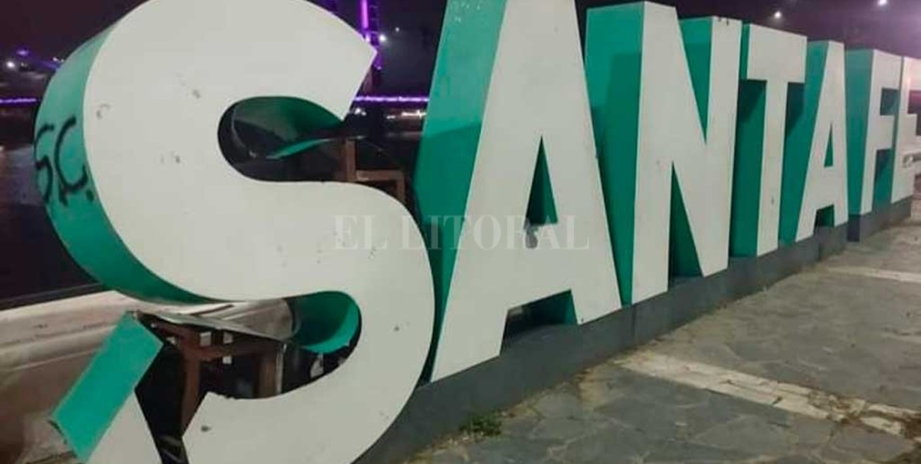Vandalizaron las letras corpóreas "Santa Fe" ubicadas al pie del Puente Colgante