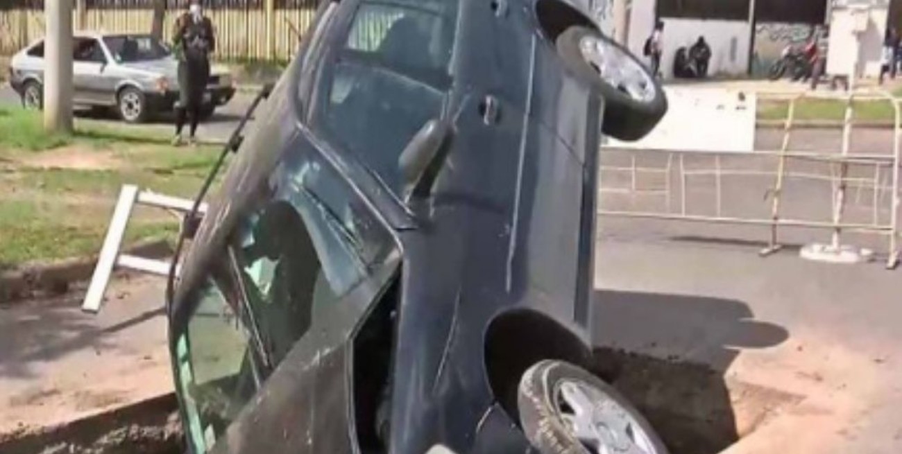 Un automóvil quedó incrustado en un pozo de una obra en Rosario