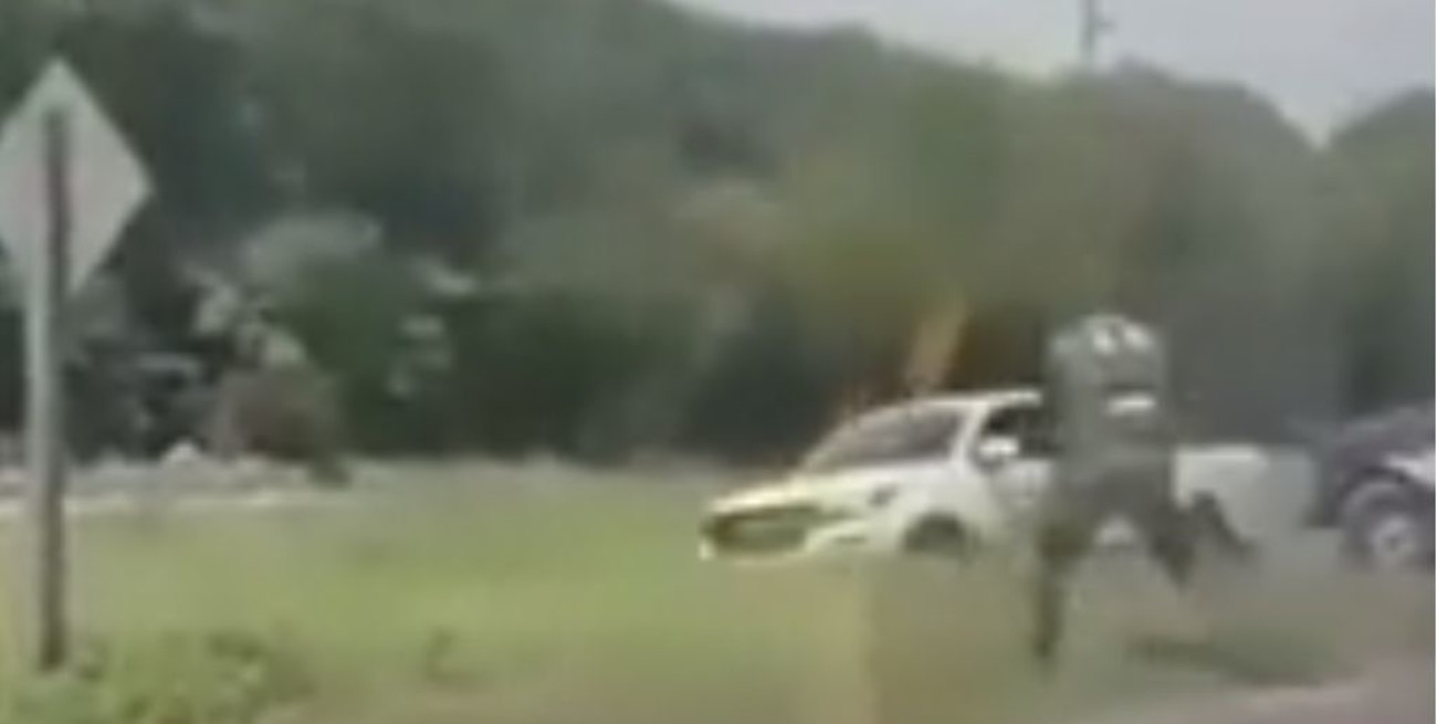 Video: a los tiros gendarmes intentan detener a dos camionetas que huían de un control