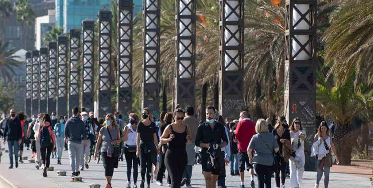 Desde el martes el uso de barbijos al aire libre dejará de ser obligatorio en España