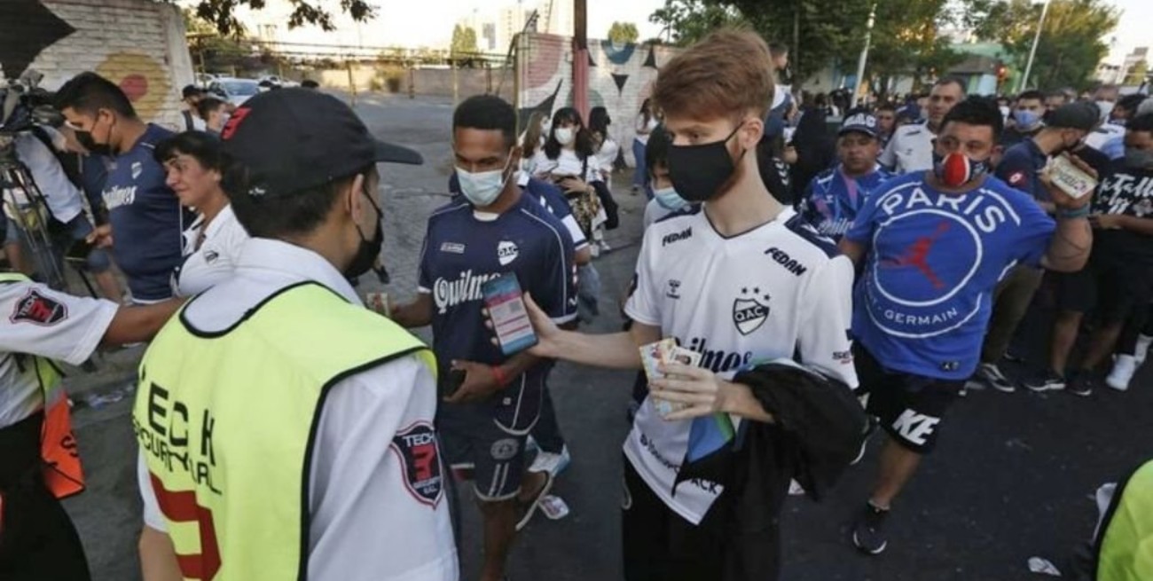 Salud advirtió que se evalúa el pase sanitario para el fútbol