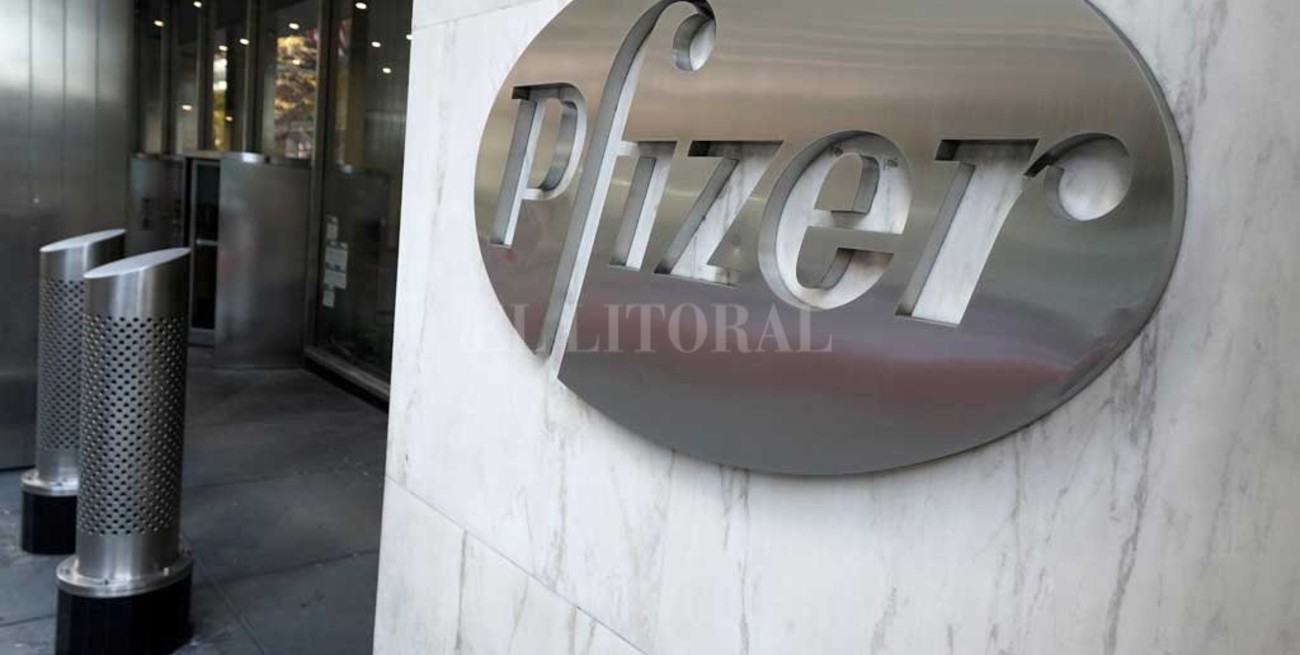 Pfizer anunció que tendrá lista en marzo una nueva vacuna contra ómicron