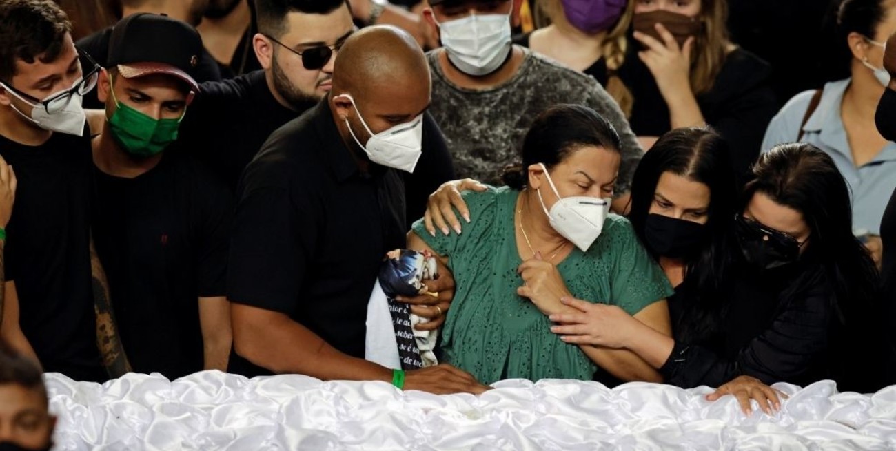 Multitudinario adiós a la cantante Marília Mendonça tras el fatal accidente