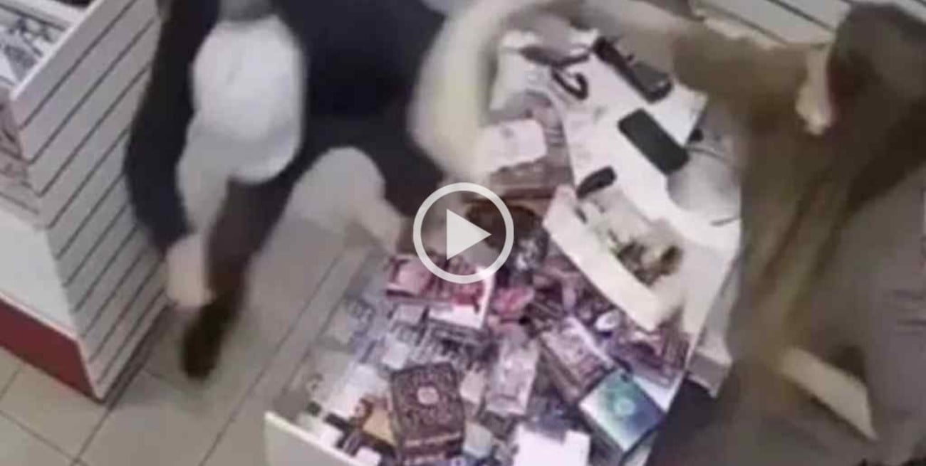 Video: Entró a robar en un sex shop y la empleada lo golpeó con un particular elemento