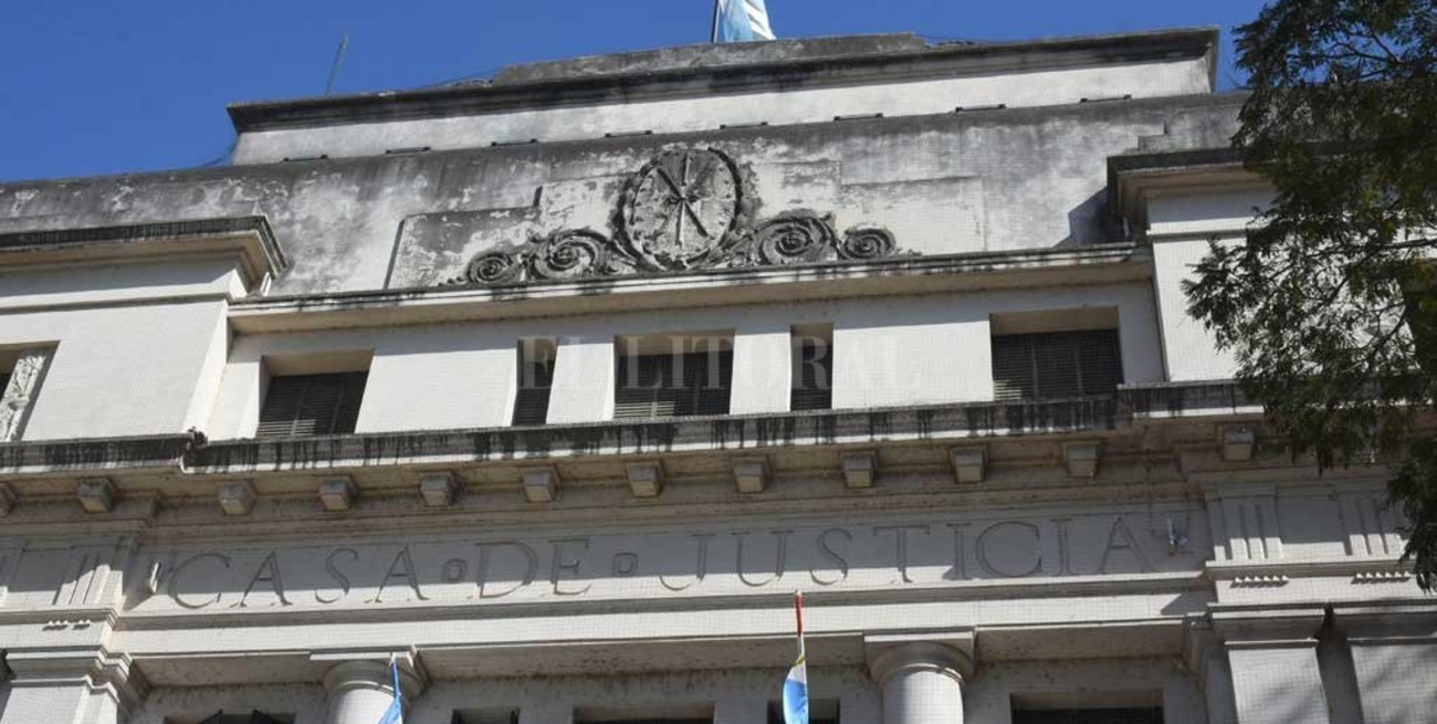 Roció con alcohol y prendió fuego a su pareja delante de su hijo de 6 años