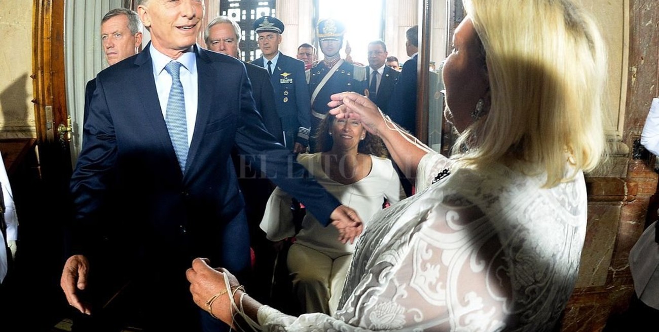 Mauricio Macri y Elisa Carrió fueron denunciados por violar la cuarentena