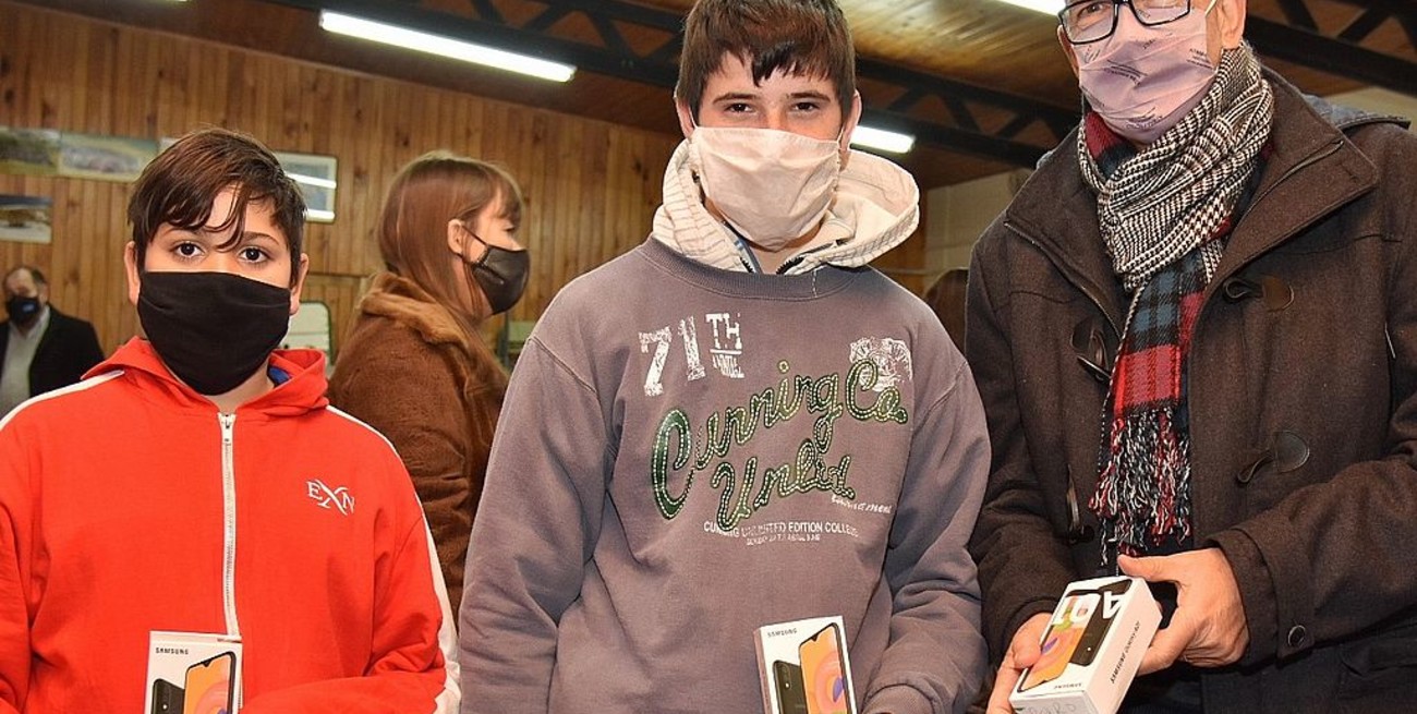 Inició la entrega de celulares y becas de conectividad para estudiantes de la ruralidad