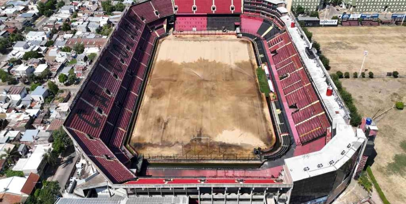 La cancha de Colón como nunca se vio: ¡sin nada de verde!