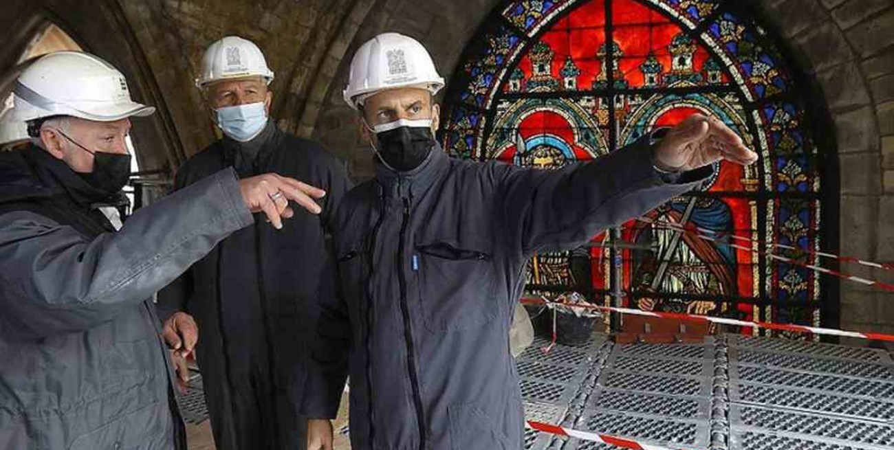 Macron visitó la catedral de Notre Dame en el segundo aniversario de su incendio