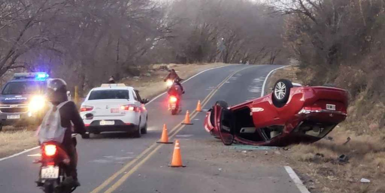 Localizaron al conductor que volcó y abandonó el auto: tendría antecedentes por robo