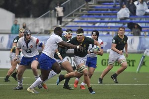 Leo Galletto/Santa Fe Producciones Intensa, pero sin brillo. Fue la segunda semifinal de la víspera, en la que los Baby Coqs superaron a los Baby Boks, asegurándose el pasaporte a la definición del fin de semana venidero.