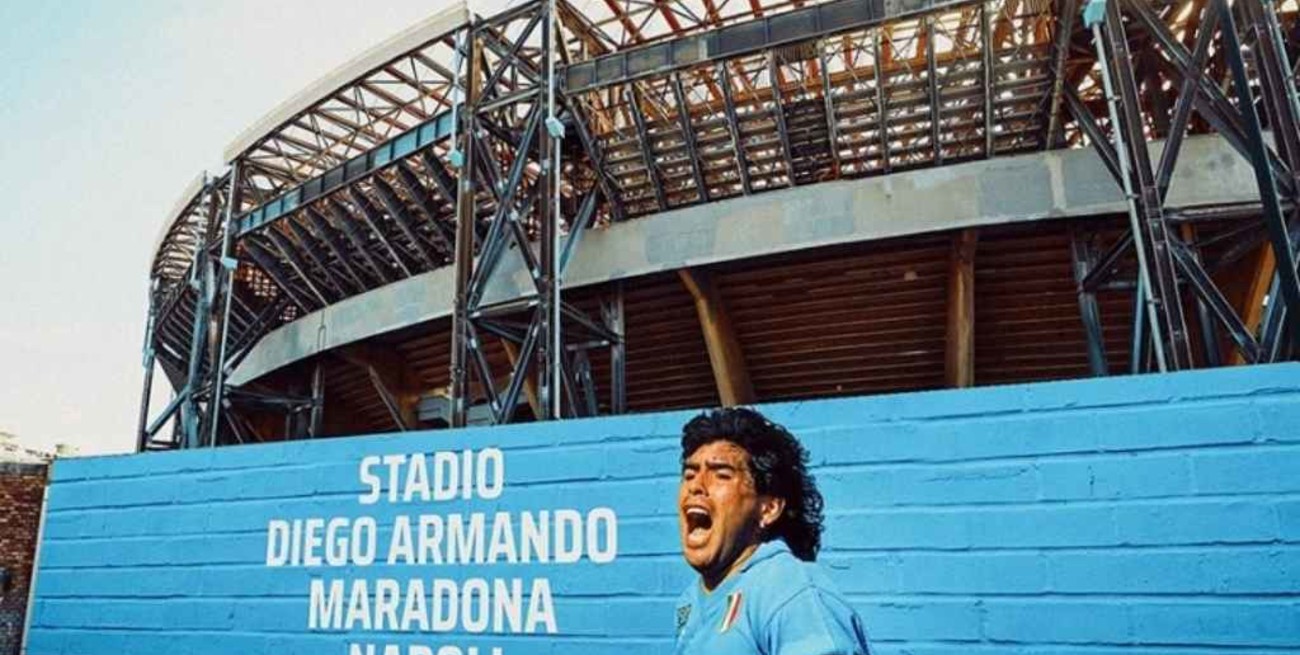 Nápoles descubrirá este jueves una estatua de Maradona en el estadio
