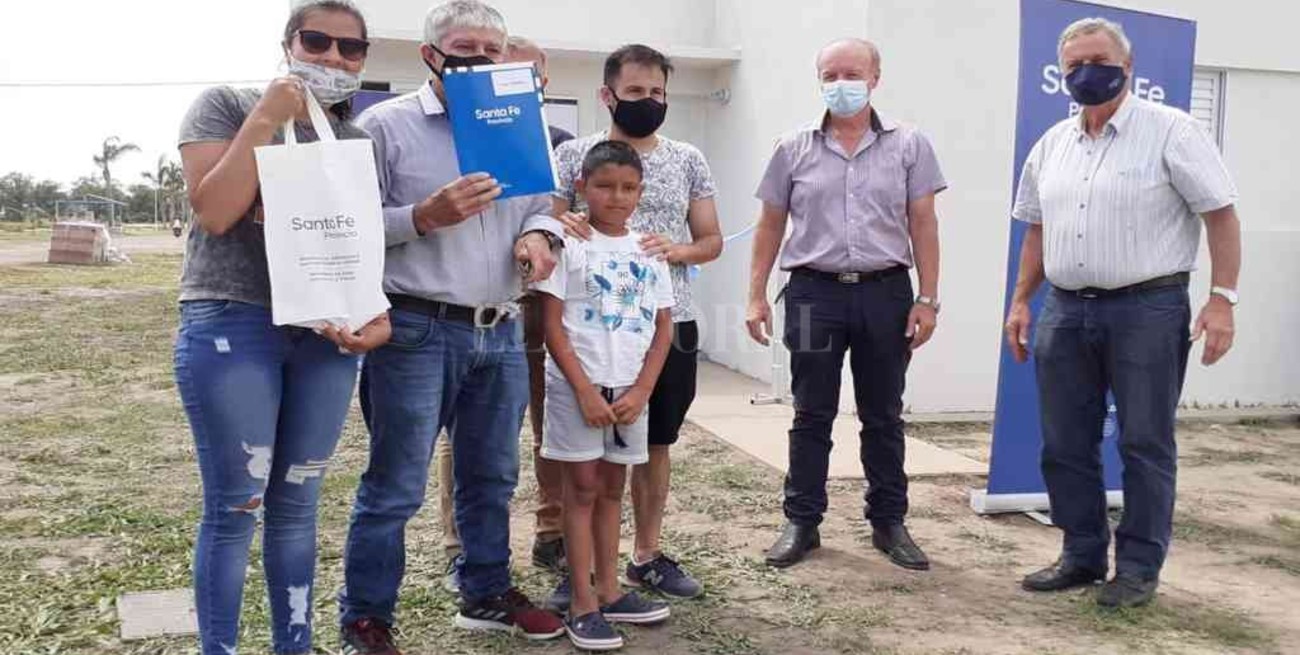 Entregaron 10 viviendas a vecinos de Las Parejas