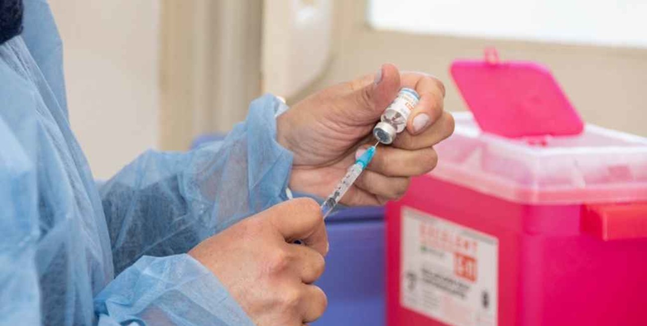 Aplican terceras dosis de vacuna sin turno previo en Córdoba