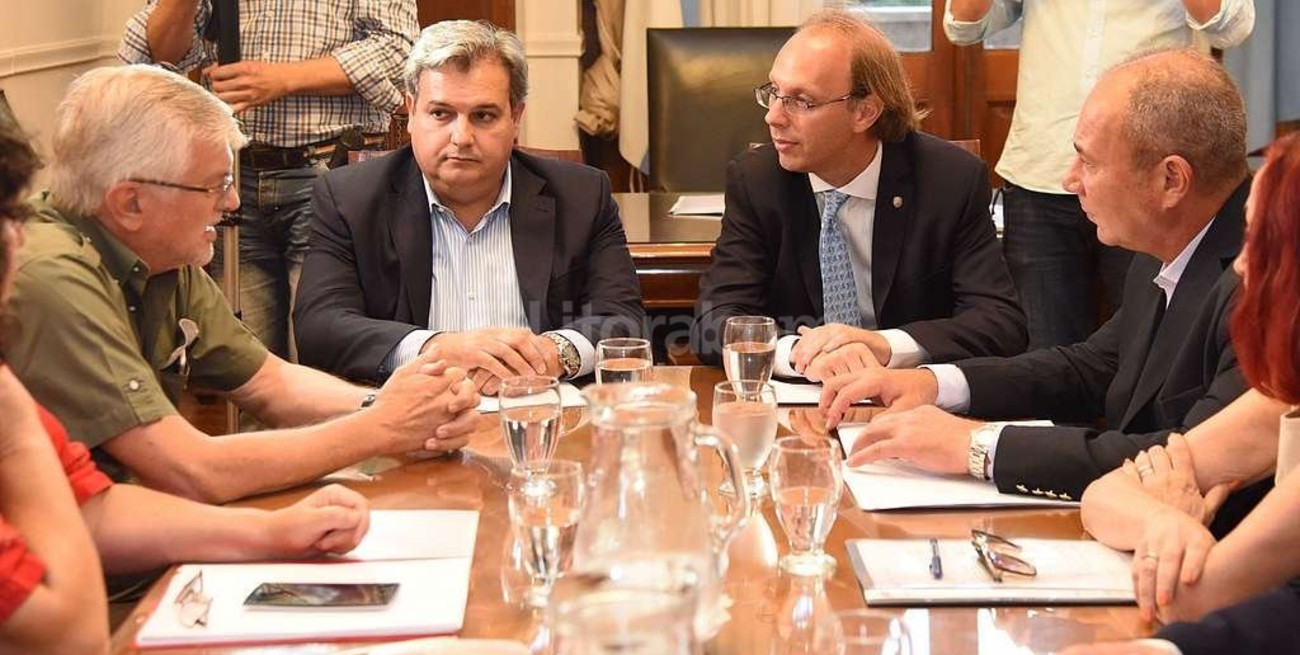 La provincia ofreció incrementos del 28,1% a estatales y del 30,1% a docentes