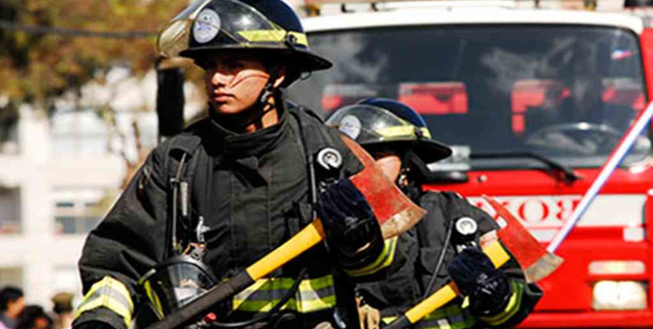 Moreno: unas 15 dotaciones de bomberos intentan combatir un incendio en una fabrica de plásticos