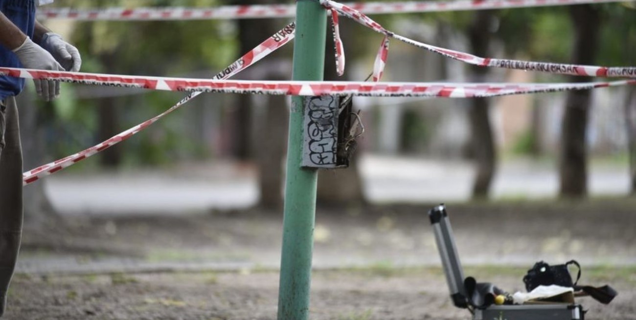 En una plaza de Córdoba: un nene resultó electrocutado al tocar un poste de luz
