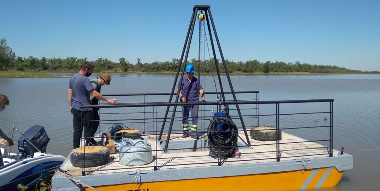 Colocaron un pontón flotante para sumar  bombas sumergibles en la Toma Colastiné
