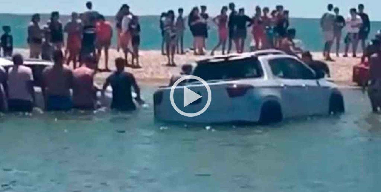 Video: subió la marea y tapó los autos en una playa de Río Negro 