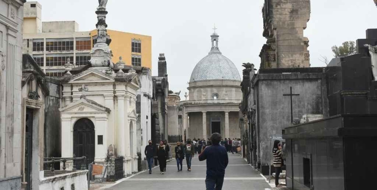 Siguen los destrozos y saqueos en el Cementerio Municipal