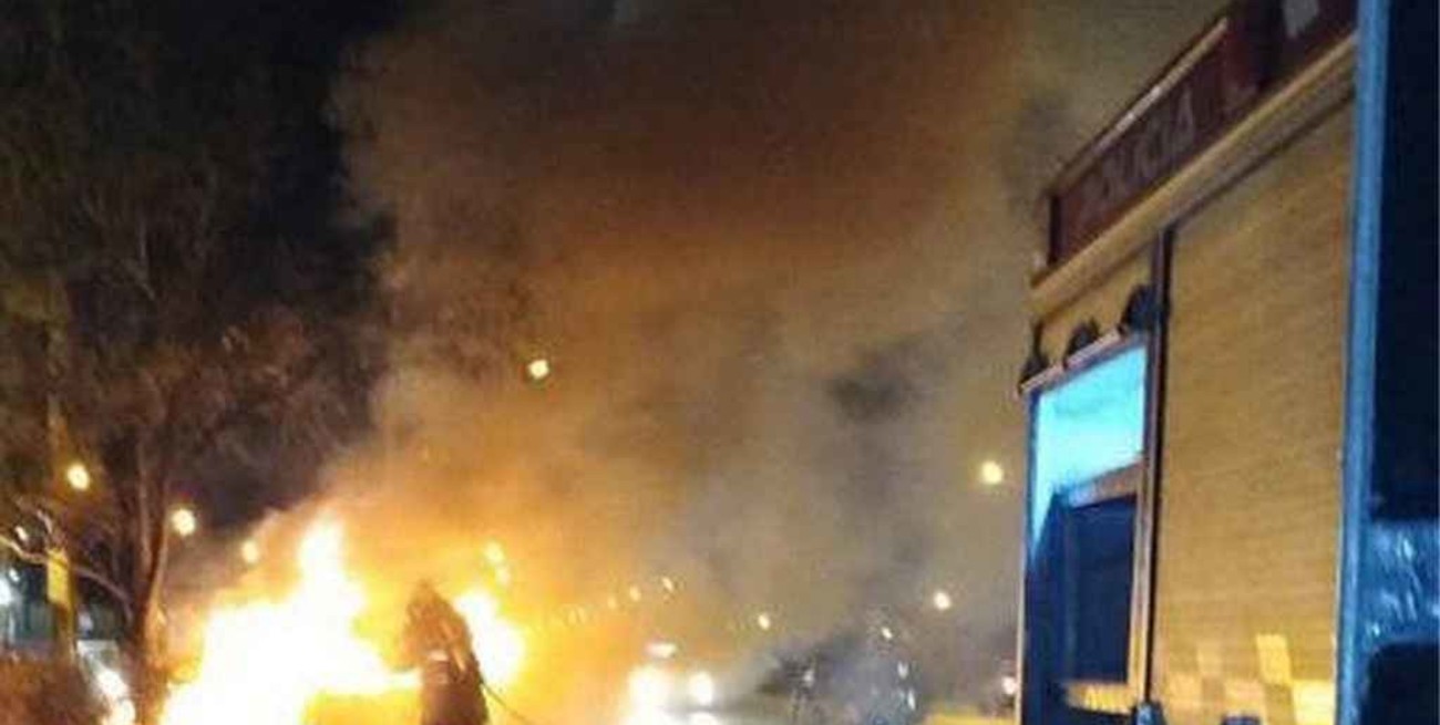 Video:  un taxi se prendió fuego tras un choque múltiple